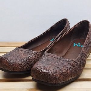 Yuu Womens | Brown | Impress Embossed Leather Slip On Shoes Size 6.5